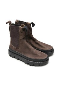 Botas de cuero marrón hasta el tobillo con paneles laterales elásticos y tiradores en el bucle, que presentan una suela de goma negra resistente con un patrón texturizado.