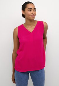 Top sin mangas fucsia con escote en V y un sutil detalle de costura. Hecho de una tela ligera, con una textura suave y un dobladillo curvado.