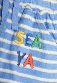 Asciugamano blu a strisce con lettere ricamate multicolori "SEA YA." Tessuto testurizzato con strisce bianche e azzurre, cordoncino regolabile.