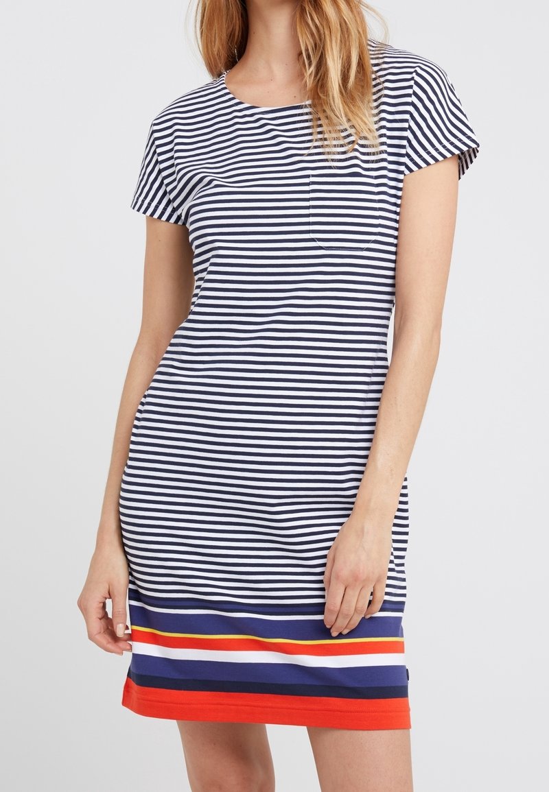 Gestreiftes Kleid mit marineblauen und weißen horizontalen Streifen, kurzen Ärmeln, Rundhalsausschnitt und einem mehrfarbigen gestreiften Saum in Rot, Blau und Gelb.