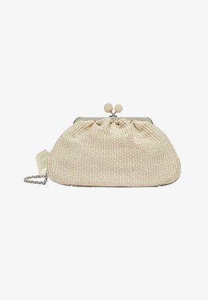 Pochette beige tessuta con chiusura a telaio argentata, due chiusure rotonde e tracolla a catena argentata su sfondo bianco.