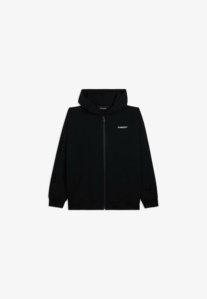 Felpa nera con zip a tutta lunghezza, cappuccio, tasche frontali, logo "FREDDY" sul petto e dettagli testuali discreti sulle maniche, su sfondo bianco.