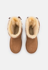 UGG BAILEY BOW  - Bottes - chestnut
