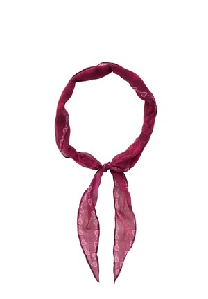 Foulard fin bordeaux avec des motifs clairs en forme de cœur, noué en un nœud lâche avec deux extrémités pendantes sur fond blanc.