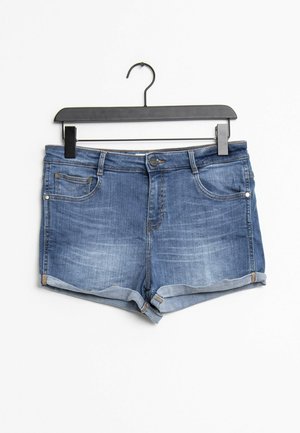 Džínové kraťasy ve středně modré barvě s vybledlým efektem. Mají pět kapes, vyhrnuté lemy a kovové zapínání na knoflík. Připevněné na černém ramínku.