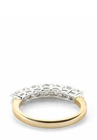 Sudraba un zelta gredzens ar teksturētu sudraba joslu un gludu zelta joslu; augšējā daļā ir rinda mazu caurspīdīgu akmeņu.