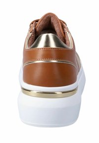 Sneaker in pelle marrone con suola in gomma bianca, dettagli dorati sul tallone e una fodera interna imbottita per il comfort. Presenta dettagli cuciti.