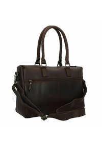 Bolso de mano de cuero marrón con dos asas superiores, correa para el hombro ajustable, bolsillo frontal con cremallera y textura suave. Forma rectangular con líneas limpias.