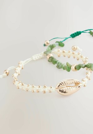Perlearmbånd i grøn, guld og hvid. Det ene har et guldshell charme; det andet har jade-lignende sten og dekorative guldbælter.
