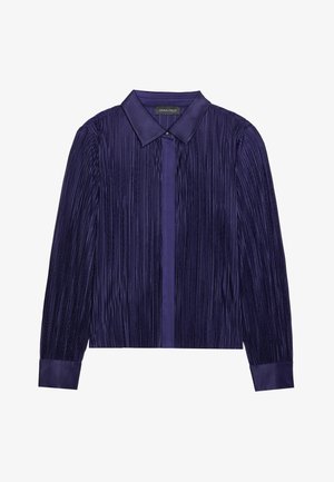 Bluză mov plisată cu guler structurat și manșete netede, având o textură verticală și închidere cu nasturi pe față.