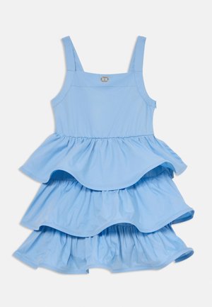Robe sans manches en bleu clair avec des volants en cascade et un petit détail en or sur la poitrine.