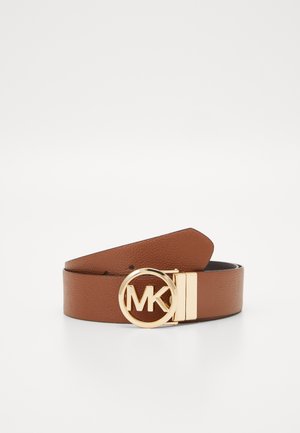 Ceinture en cuir marron avec une boucle ronde en or présentant les lettres "MK" au centre, affichée sur un fond blanc.