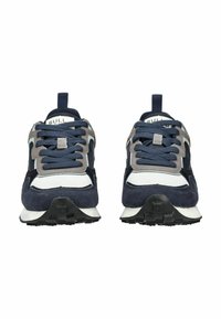 Sneaker blu navy con pannelli grigi e bianchi, dotati di un design con lacci e suede testurizzato. Suola in gomma con scanalature per la trazione.