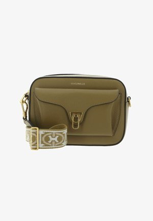 Sac à bandoulière en cuir vert olive avec poche avant, fermoir doré et bandoulière beige réglable ornée d'un motif géométrique et de ferrures dorées.