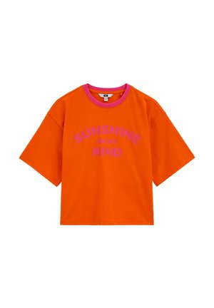 Oranžové tričko s krátkym rukávom, ružovým golierom a ružovým nápisom "SUNSHINE ON MY MIND" na prednej strane.