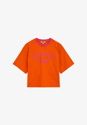 Oranges Kurzarm-T-Shirt mit pinkem Kragen und pinkem Schriftzug "SUNSHINE ON MY MIND" auf der Vorderseite.