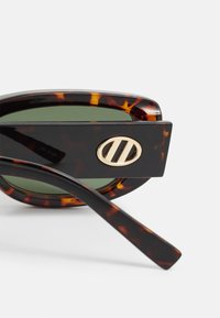Le Specs MONOPOLY UNISEX - Napszemüvegek - brown