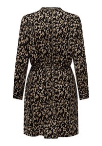 Mustat mekko, jossa on beige ja ruskea abstrakti kuosi. Pitkähihaiset, vyötärölle solmittava, ja virtaava muotoilu. Pehmeä kangas.