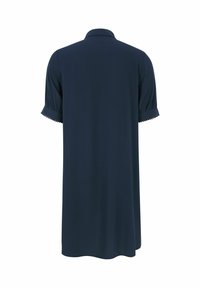 Tengerészkék ing gallérral, rövid puffos ujjal és hullámos díszítéssel az ujjvégeken. Simává varrt anyag, laza fazonnal.