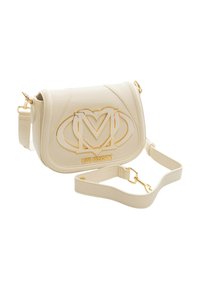 Beige schoudertas van vegan leer met goudkleurige accenten, voorzien van een opvallend gegraveerd logo en verstelbare band. Gebogen, compact ontwerp.