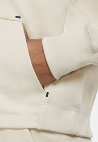 nike tech fleece sabbia