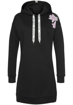 Czarna sukienka hoodie z długim rękawem z białymi sznurkami, z napisem i małym różowym kwiatowym wzorem na lewym ramieniu.