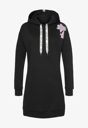 Czarna sukienka hoodie z długim rękawem z białymi sznurkami, z napisem i małym różowym kwiatowym wzorem na lewym ramieniu.