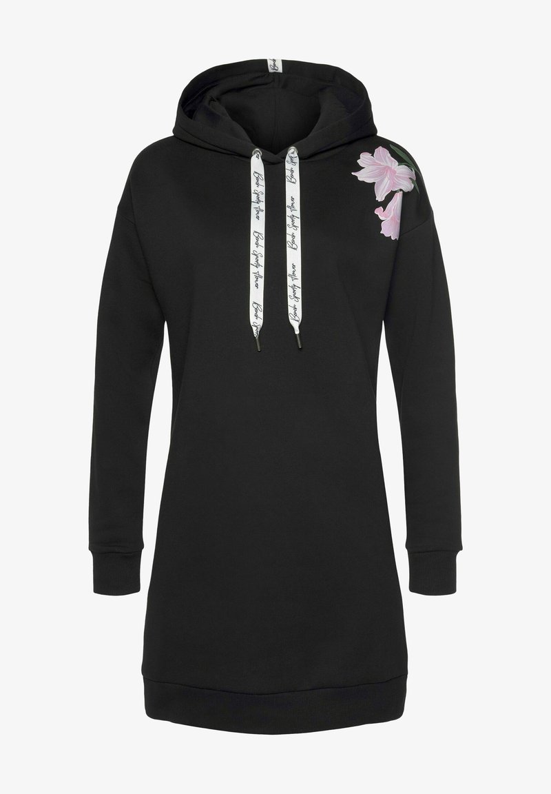Robe sweat à capuche noire à manches longues avec cordons blancs, présentant un texte et un petit motif de fleur rose sur l'épaule gauche.