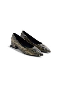 Ballerines à bout pointu en matériau synthétique imitant un serpent noir et beige ; petit talon carré ; texture lisse ; design minimaliste sans embellissements.