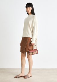 COACH SIGNATURE TABBY SHOULDER BAG 20 - Handtasche - tan rust