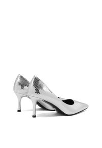 Scarpe con tacco alto argento con una superficie testurizzata e squamosa e un design con punta appuntita. Presentano un tacco liscio e lucido e lati con aperture.