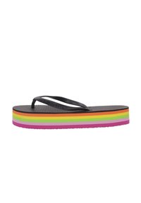 Chinelas de goma negra con una suela texturada y una plataforma a rayas multicolores que presenta capas en rosa, púrpura, verde, amarillo, naranja y negro.