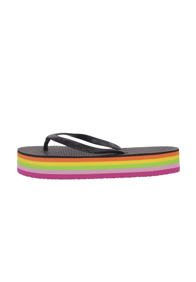 Chinelas de goma negra con una suela texturada y una plataforma a rayas multicolores que presenta capas en rosa, púrpura, verde, amarillo, naranja y negro.