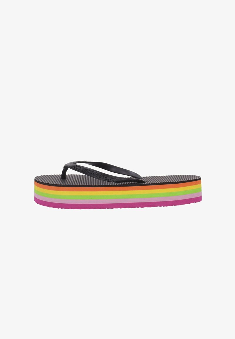 Chinelas de goma negra con una suela texturada y una plataforma a rayas multicolores que presenta capas en rosa, púrpura, verde, amarillo, naranja y negro.