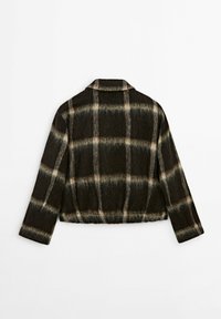 Veste marron foncé duveteuse avec un motif à carreaux beige, manches longues et col, vue de dos sur fond blanc.