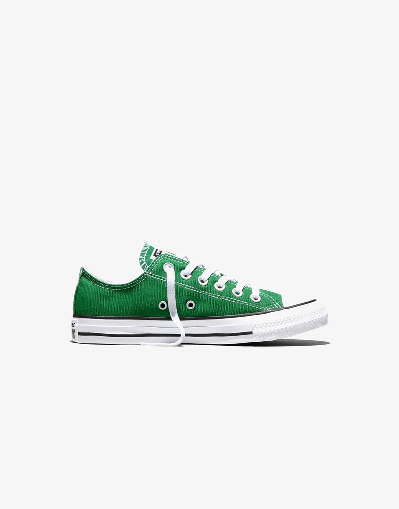 Groene lage canvas sneaker met witte veters, rubberen zool en zwarte streep, zijaanzicht op een witte achtergrond.