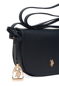 Borsa a tracolla blu navy in materiale testurizzato con logo a forma di cavallo dorato e charm di hardware decorativo, caratterizzata da un semplice design curvo.