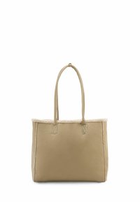 Borsa tote in pelle beige con un morbido rivestimento in pelliccia bianca lungo il bordo superiore, dotata di due manici lunghi e una forma rettangolare strutturata.
