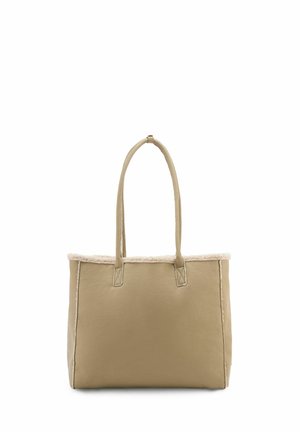 Beige Leder-Handtasche mit einer weichen, weißen Fellbesatz entlang der oberen Kante, ausgestattet mit zwei langen Tragriemen und einer strukturierten rechteckigen Form.