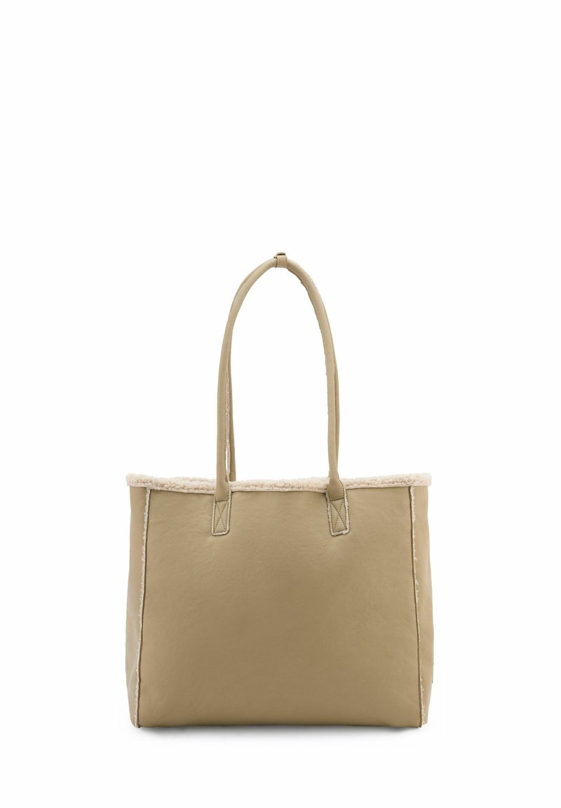 Borsa tote in pelle beige con un morbido rivestimento in pelliccia bianca lungo il bordo superiore, dotata di due manici lunghi e una forma rettangolare strutturata.