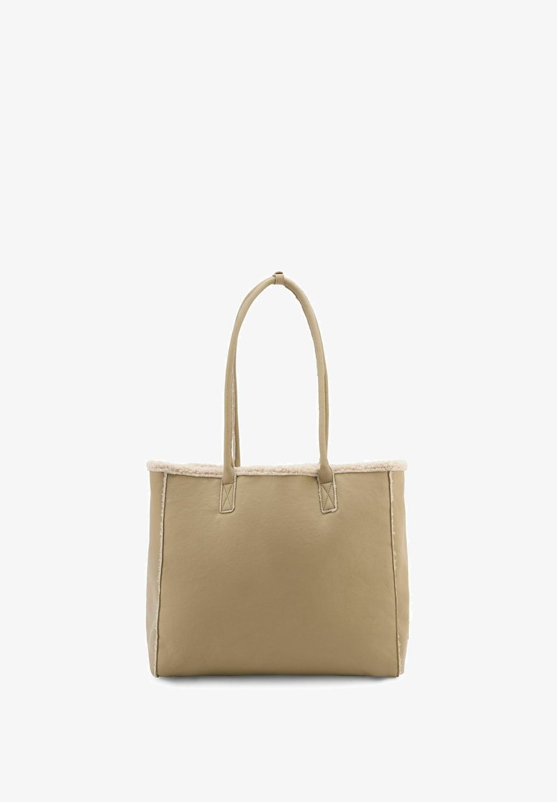 Borsa tote in pelle beige con un morbido rivestimento in pelliccia bianca lungo il bordo superiore, dotata di due manici lunghi e una forma rettangolare strutturata.