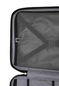 Zwarte met rits gesloten kofferinterieur met grijze gaascompartimenten, voorzien van een soepele, textielachtige textuur en organiserende straps.