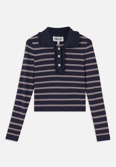 Marineblaues Langarmshirt mit pinken horizontalen Streifen, Rüschensaum und einer Knopfleiste mit drei Knöpfen auf der Vorderseite; aus einem weichen, dehnbaren Material gefertigt.