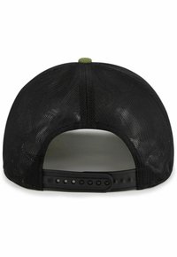 Schwarze Mesh-Kappe mit runder Form, ausgestattet mit einem grünen Knopf oben und einem verstellbaren Plastikriemen auf der Rückseite zur Anpassung der Größe.