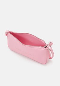 Tommy Jeans ESS MUST SHOULDER - Handbag - ballet pink