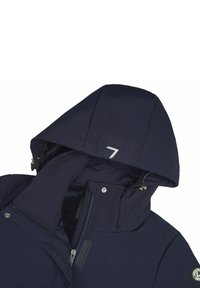 Marinblå isolerad jacka med pälsfodrad huva, dragkedjestängning, tryckknappar och en logotypficka på ärmen. Slät, slitstark tyg.