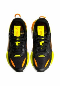 Scarpe da ginnastica nere con accenti gialli e arancioni. Materiali in mesh e sintetici, superficie texturizzata, lacci tondi e marchio ben evidente.