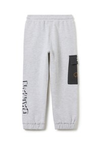 Pantalones de chándal grises con un bolsillo de parche negro que presenta un diseño de murciélago amarillo, cintura elástica y puños fruncidos en los tobillos.