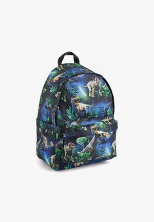 Reppu pyöreällä muotoilulla, joka on valmistettu kankaasta, jossa on tumma tausta ja kirkkaat dinosaurukuviot viherkasvien keskellä. Sisältää etutaskun.