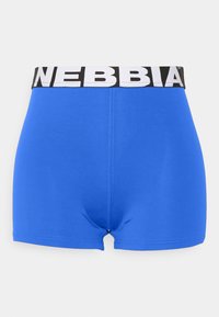 Kék sportnadrág fekete elasztikus derékkal, amelyen a "NEBBIA" márkanevének vastag fehér betűkkel látható. Simább textúra, testhez simuló dizájn.